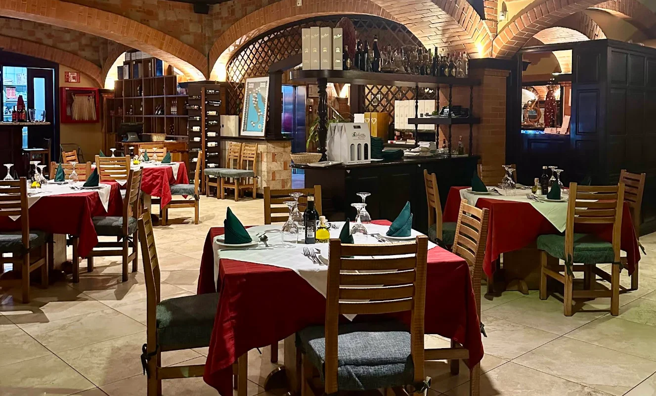 Restaurante italiano La Bricola en Quito: interior y ambiente rústico.