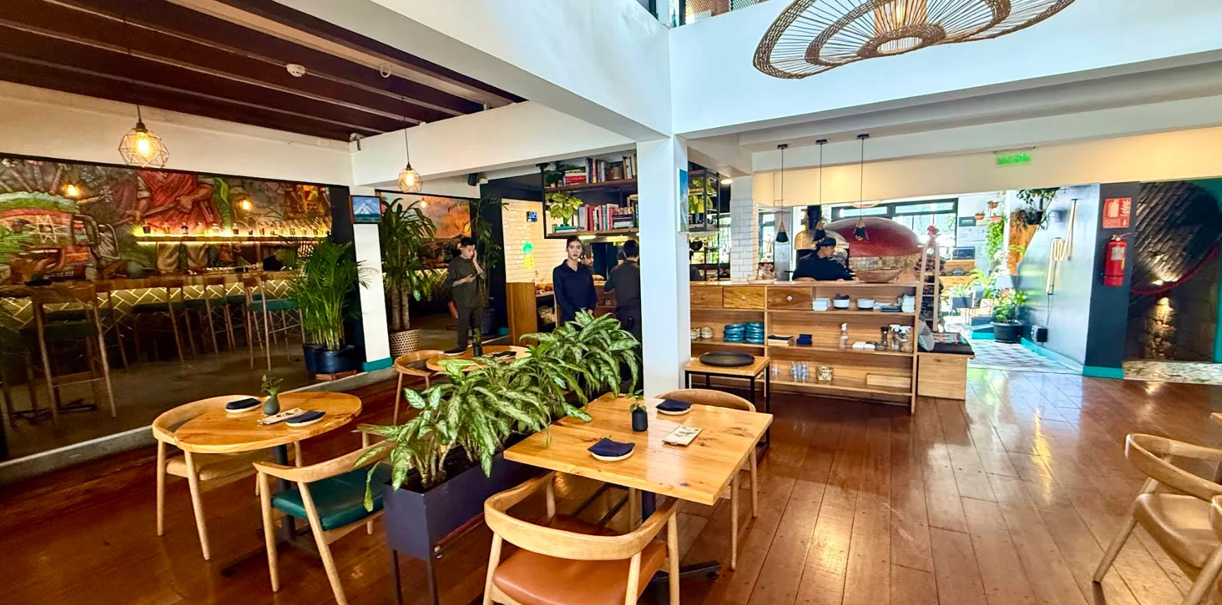 Ambiente vibrante del Restaurante Somos en Quito, con cocina abierta y diseño moderno de gastronomía ecuatoriana creativa.